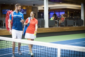 tennis-terrain_couple-fous-rires